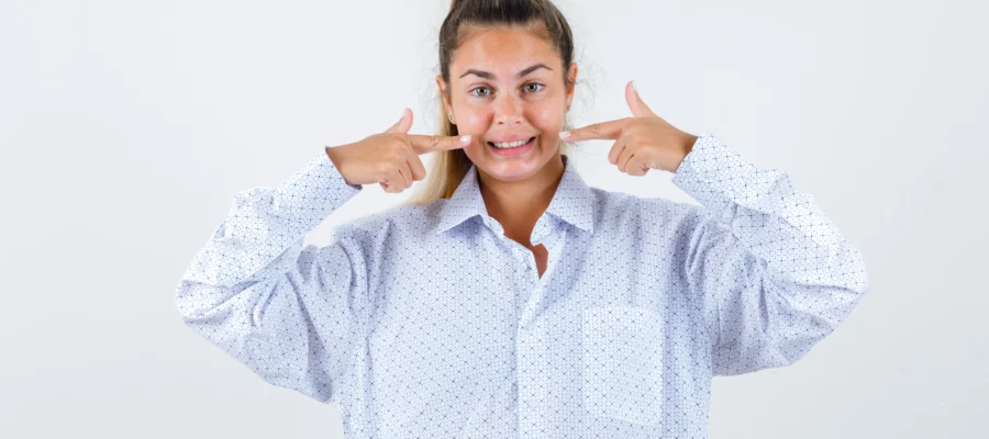 Genç kadın dişlerini göstererek diş ağrısını ifade ediyor – Mecidiyeköy 20’lik diş çekimi