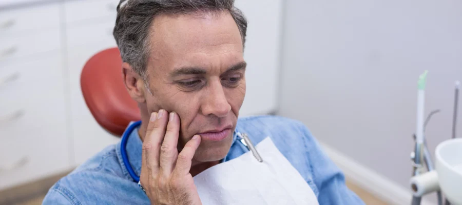 Mecidiyeköy kırık diş tedavisi öncesinde ağrı yaşayan erkek hasta