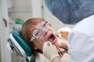 Examination of a female patient during Mecidiyeköy broken tooth treatment