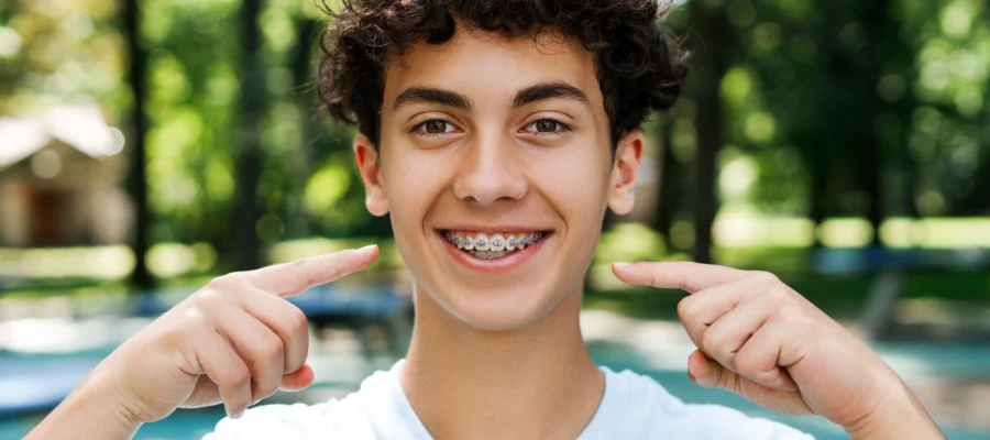 Şişli Lingual Ortodonti Tedavisi ile gizli diş teli uygulaması yapılan genç birey.